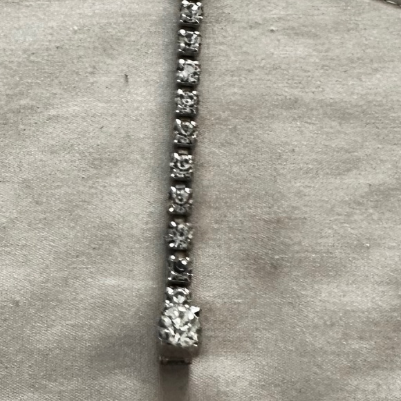 Tennis bracelet w/Clear Round prong set rhinestones & 1 large on clasp - Picture 3 of 15